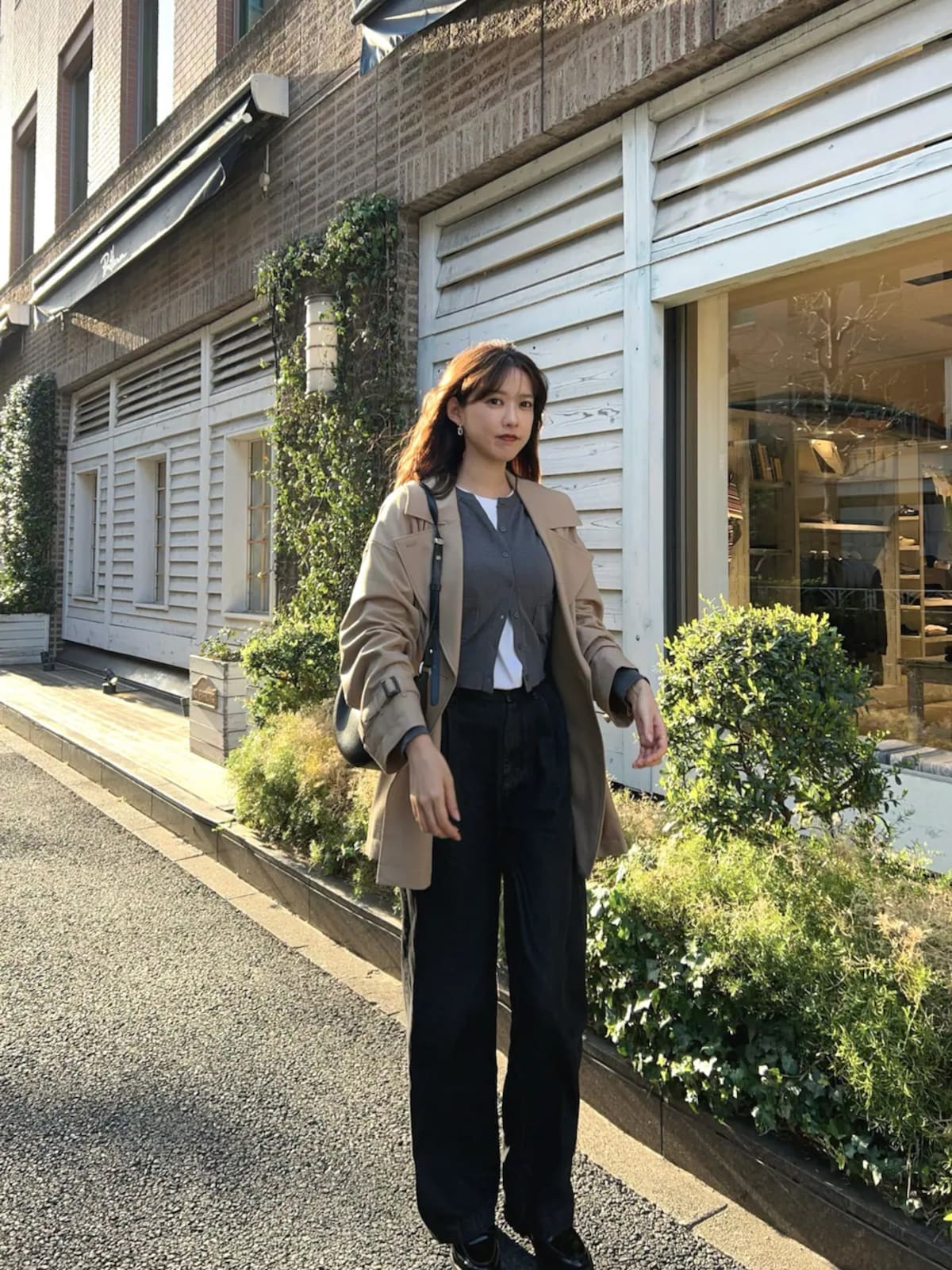 ダークカラーできれい見えするデニムコーデが完成　出典：WEAR