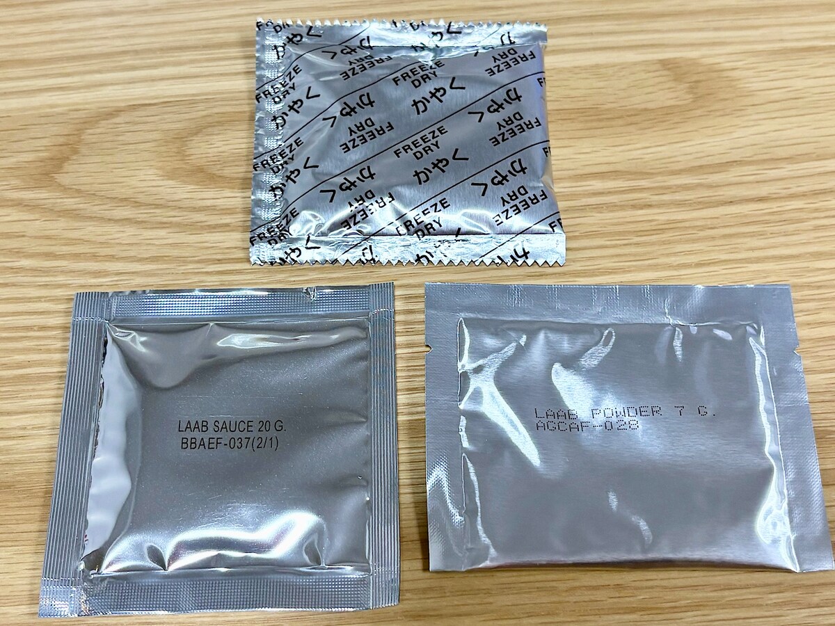 ソース、ハーブミックス、炒り米の3点セットが入っています 