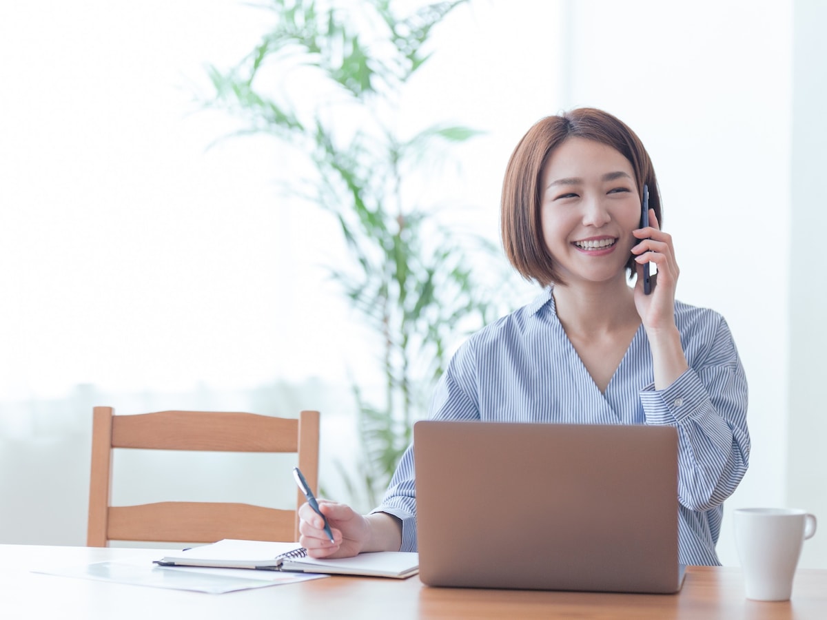 100万円を預けた場合、ゆうちょ銀行とネット銀行の利息の差はいくら？ ※サムネイル画像：amanaimages