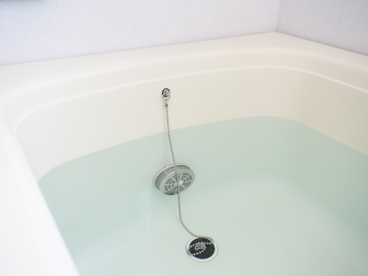 お風呂のお湯がもったいなくて…… ※画像：PIXTA