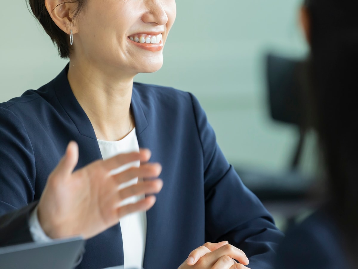 年下上司、年上部下、どう付き合っていくか（画像：PIXTA）