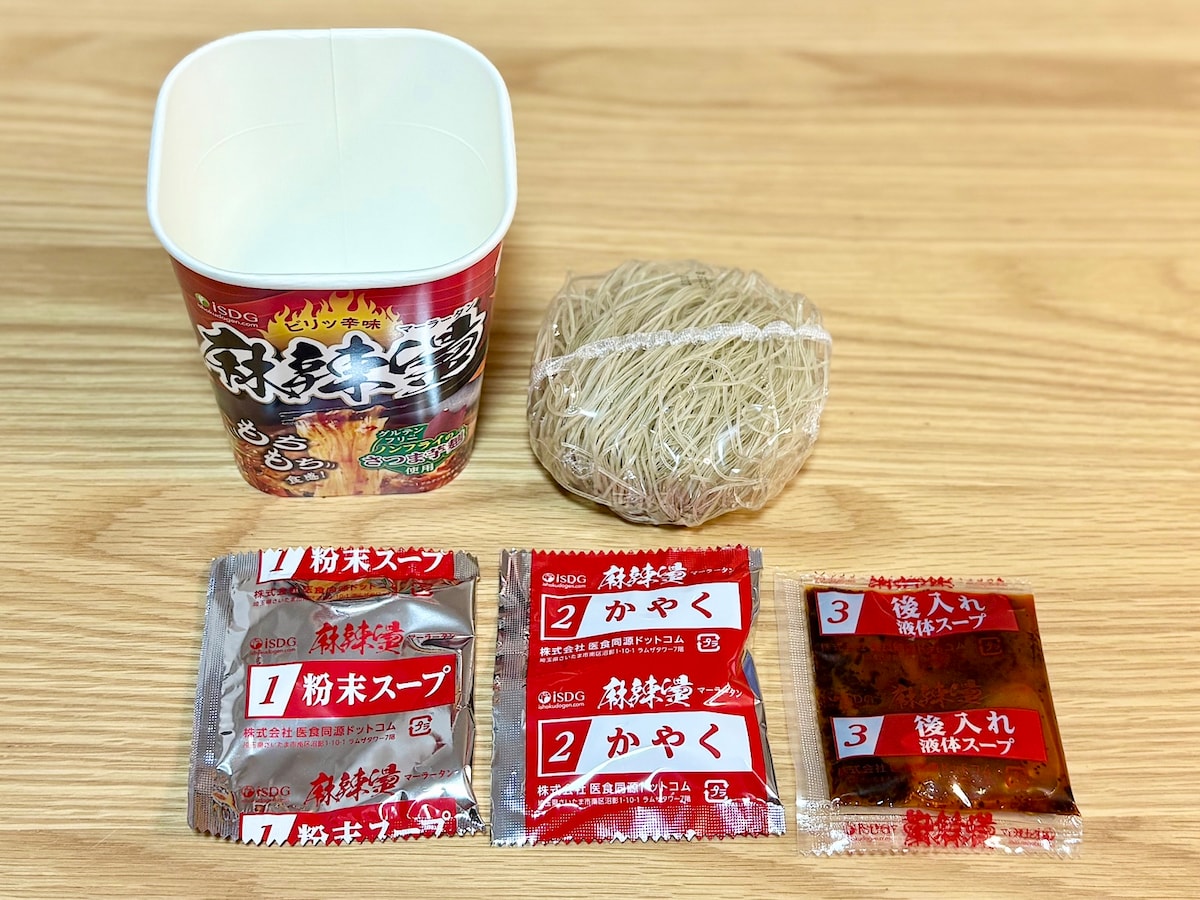 作り方は、粉末スープとかやくを入れて熱湯を注ぎ、約2分待つだけ！ 