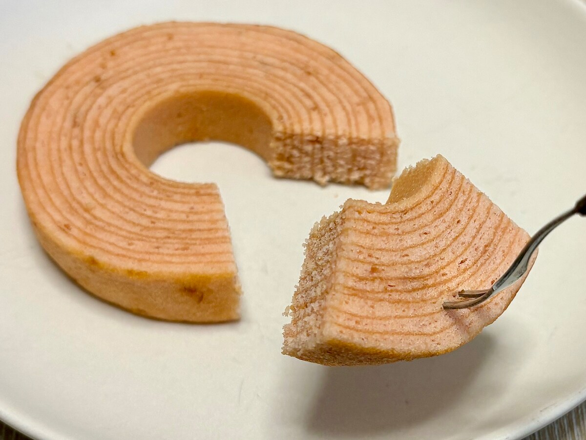 ふんわり食感のバウムクーヘンに、ほのかな桜の風味が広がる心地いいおいしさです 