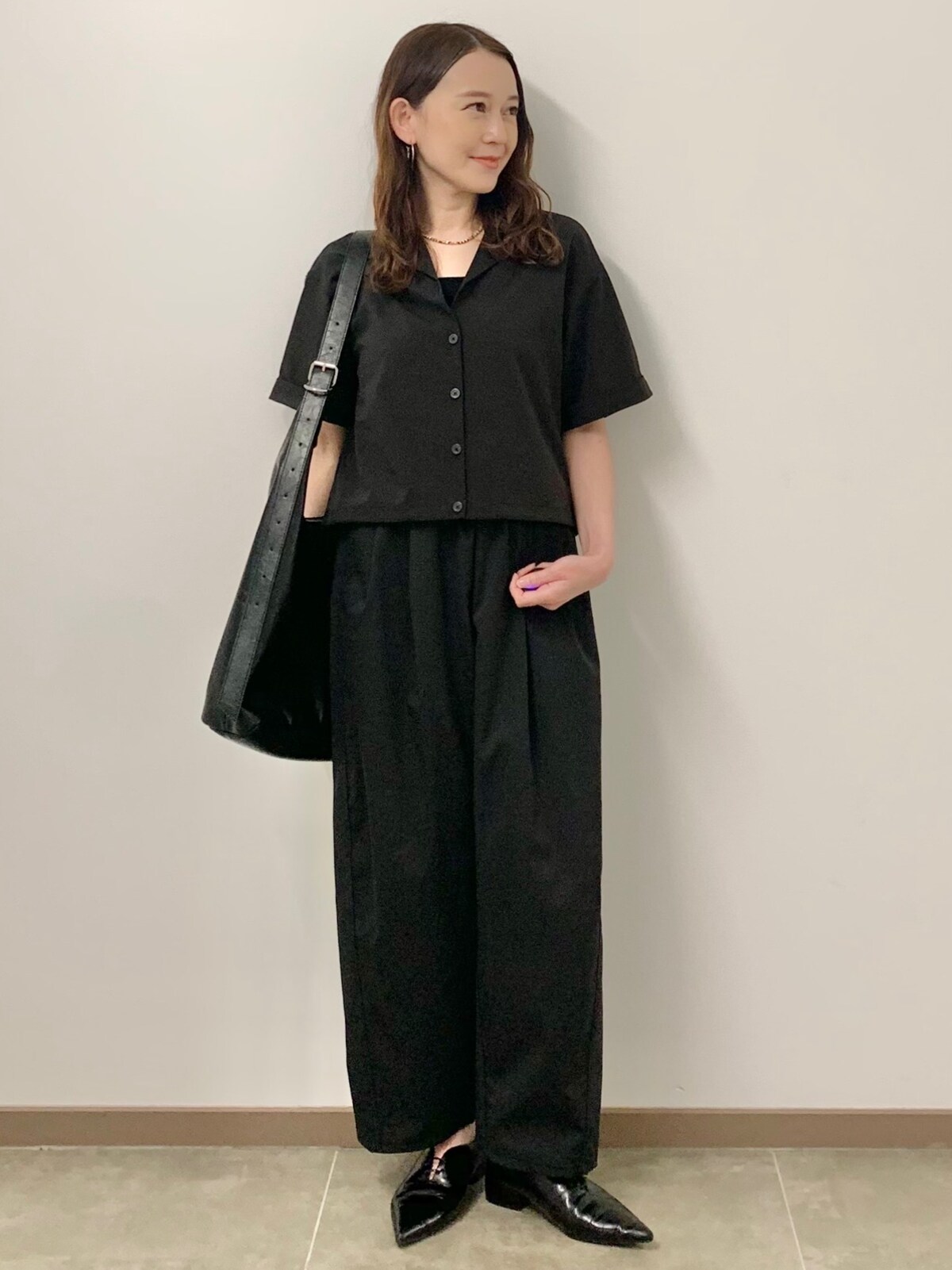 オールブラックでシックな着こなしに　出典：StyleHint