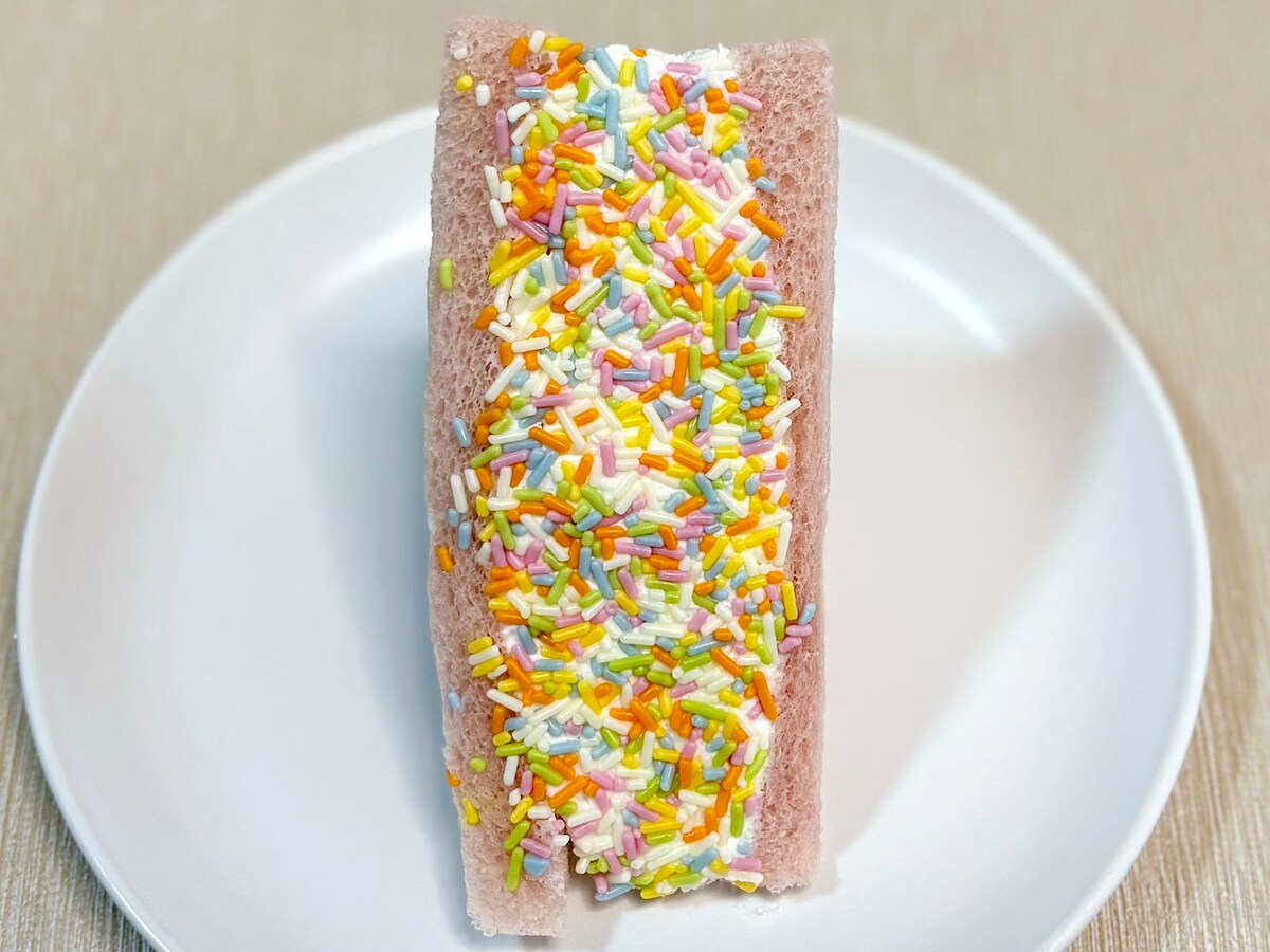 たっぷりのカラースプレーとホイップを楽しめるスイーツサンドです 