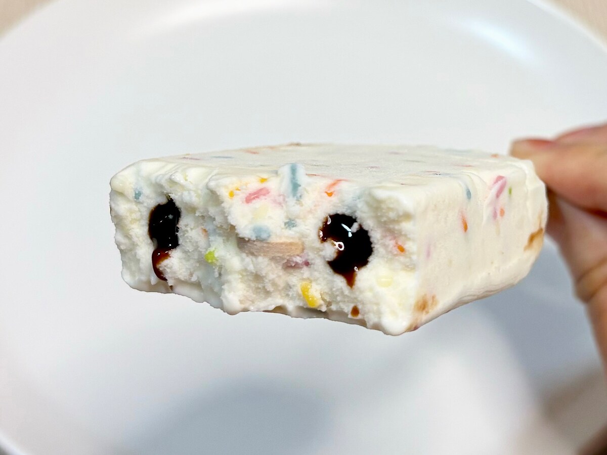 食べ進めると、チョコソースがとろ～り。カラースプレーの甘さと相性抜群です！ 