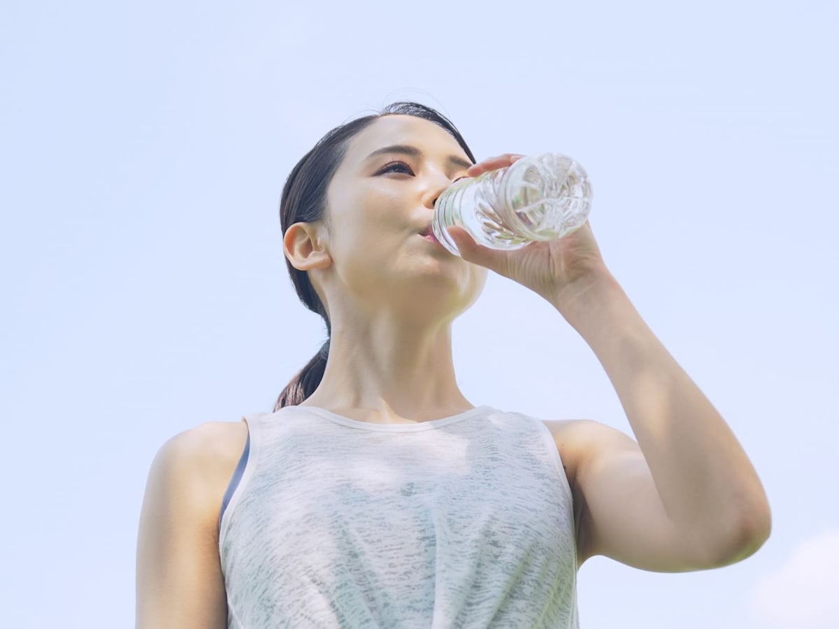 水分補給をする女性