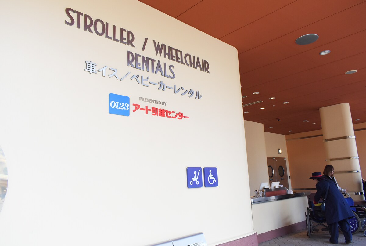 USJエントランス横の車イス・ベビーカーレンタル所