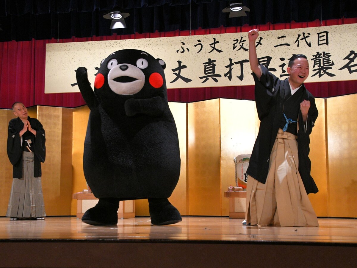「二代目・三遊亭円丈襲名披露興行」でダンス！＝3月8日、東京都千代田区