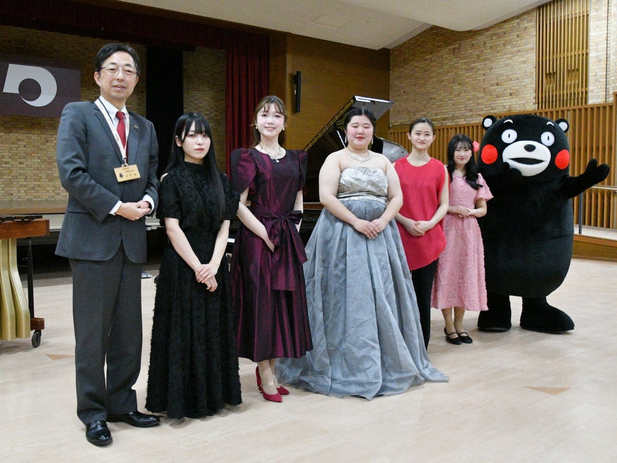 会場で熱心に聴いていたくまモン、演奏後に木村敬熊本県知事と共に記念撮影＝3月11日、熊本市
