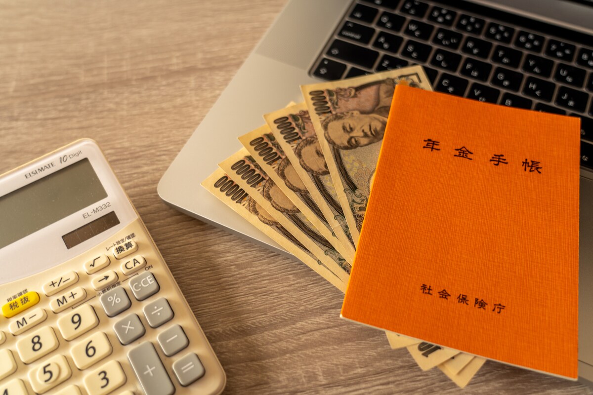 年金手帳と紙幣と電卓