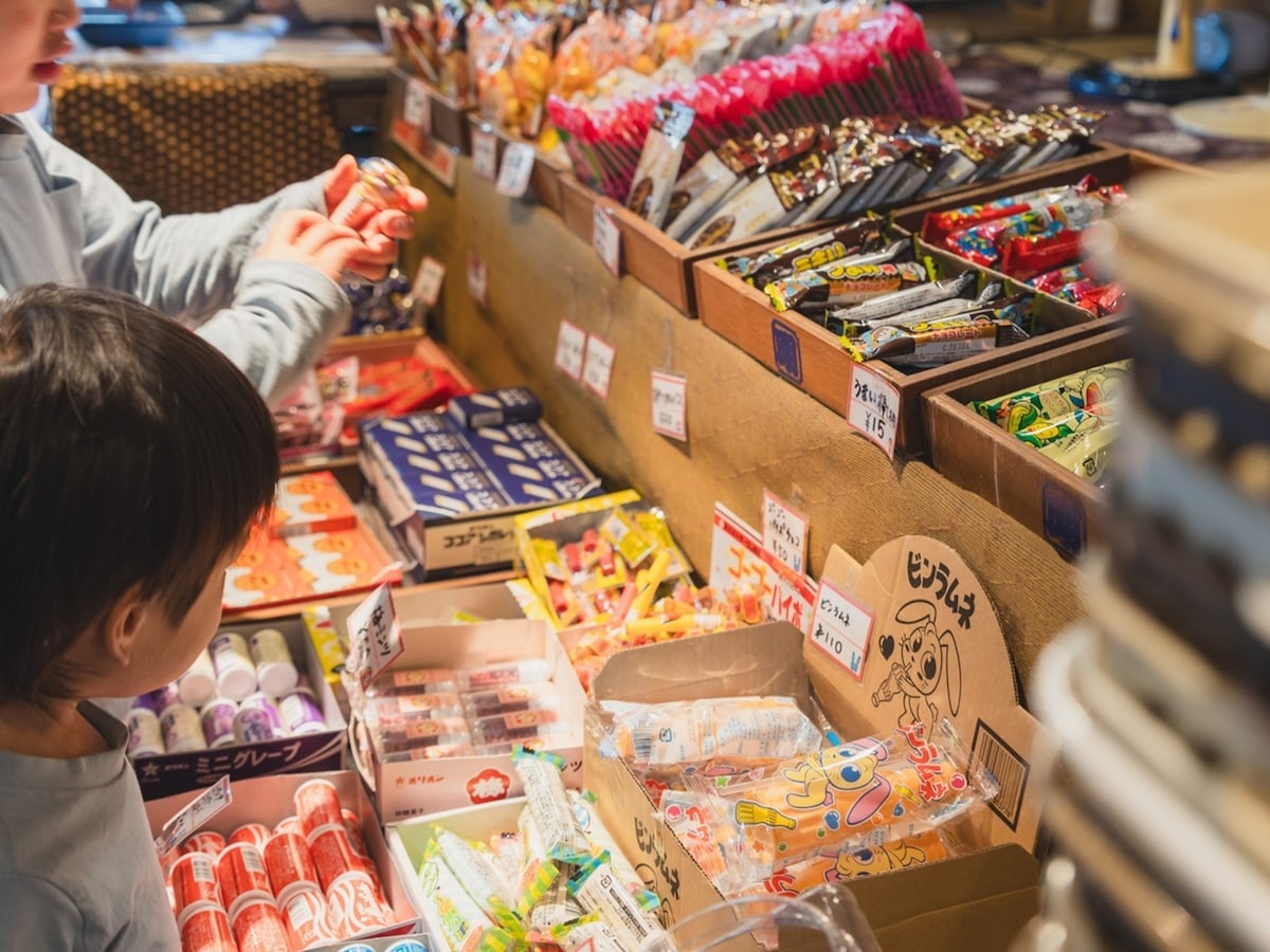 子どものころによく通っていた駄菓子屋に久しぶりに行ったら…… ※画像：PIXTA