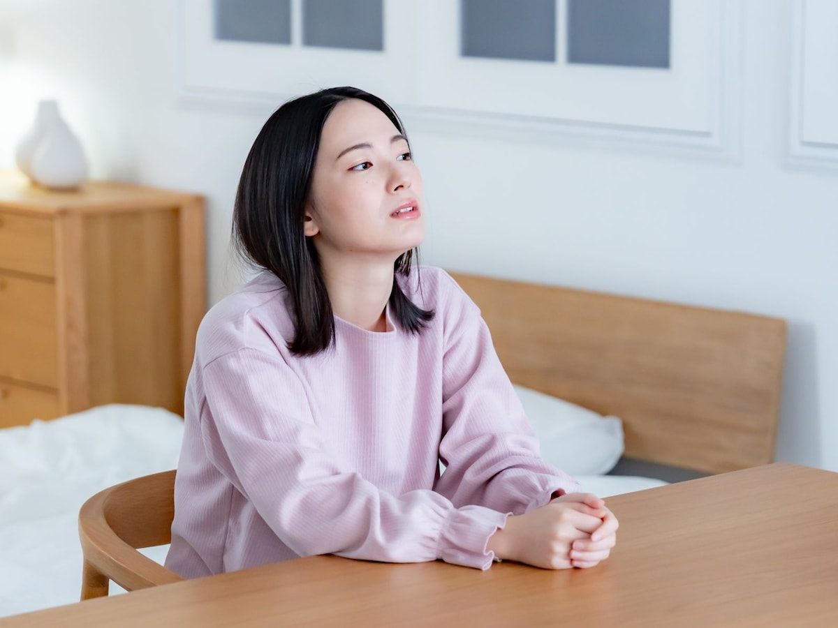 考え事をする女性