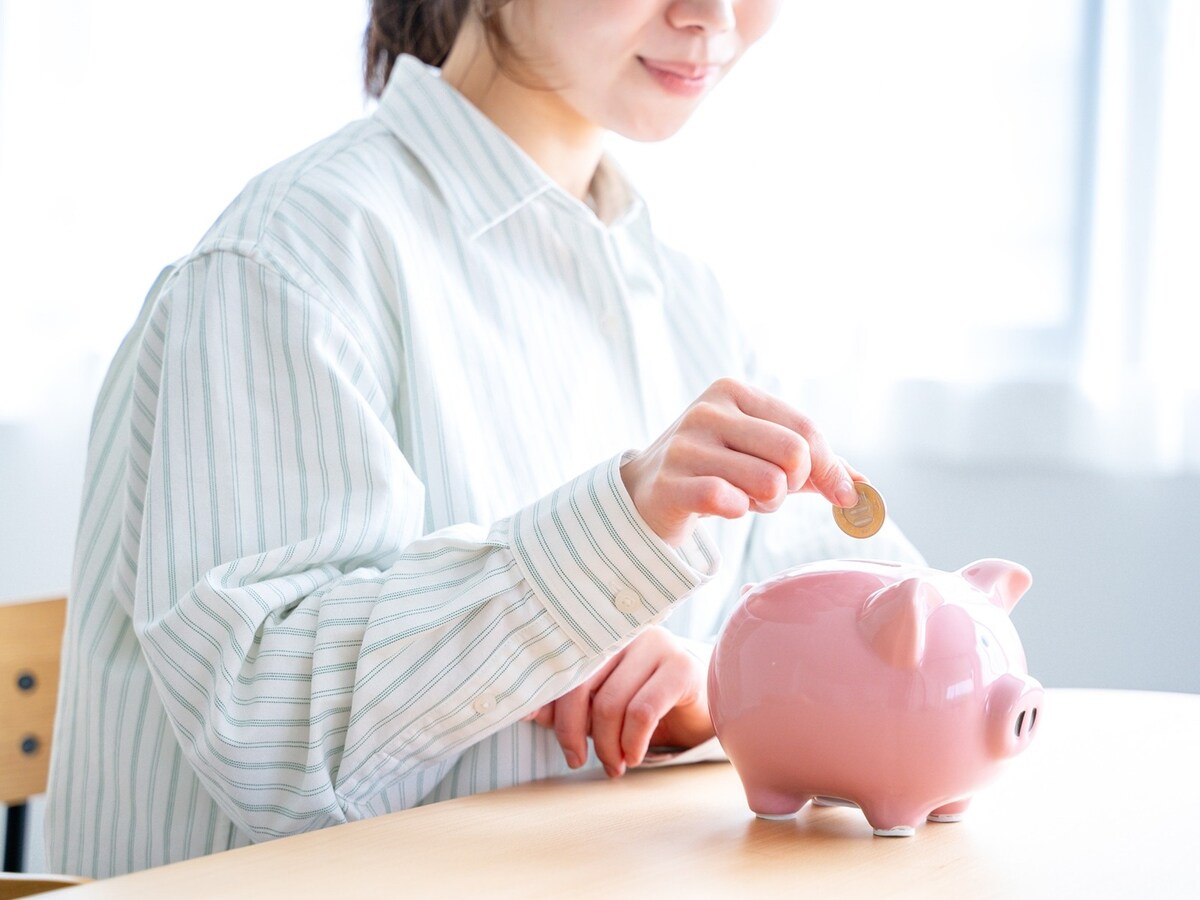 旅行代のために真っ先に見直したものとは？ ※画像：PIXTA