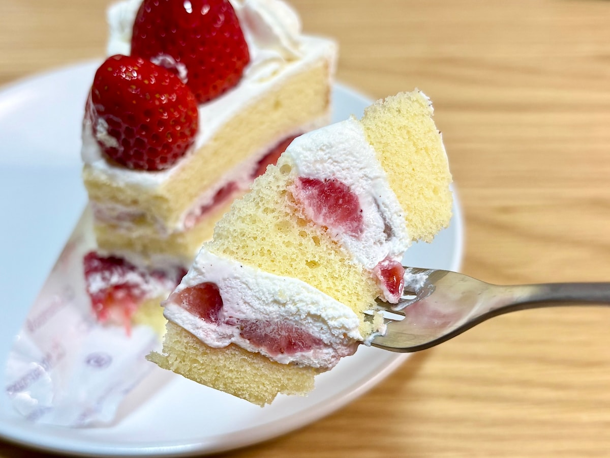 いちごの果肉がたっぷり！ いちごのおいしさを存分に満喫できるショートケーキです 