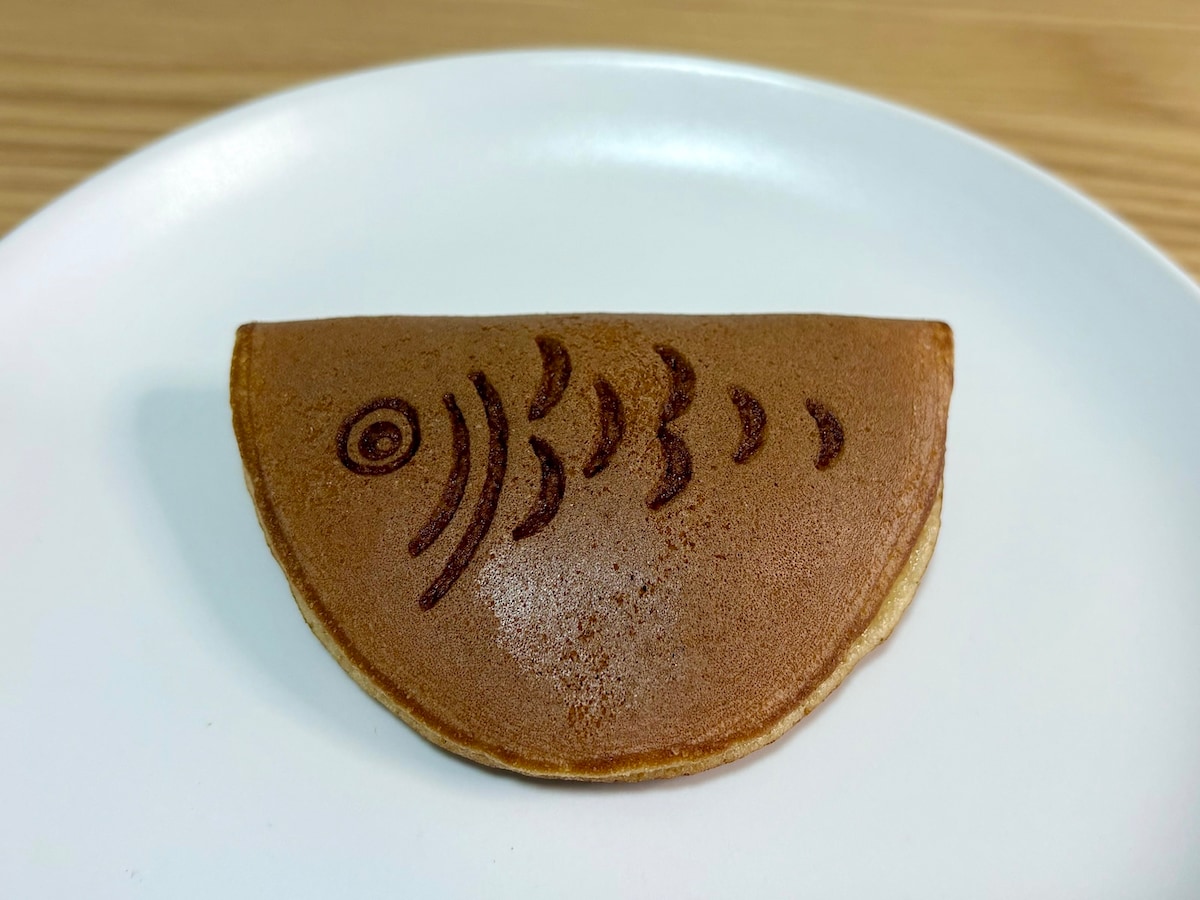 こいの絵柄が焼印されたどら焼き生地がかわいらしい！ 通常は販売していない限定商品です