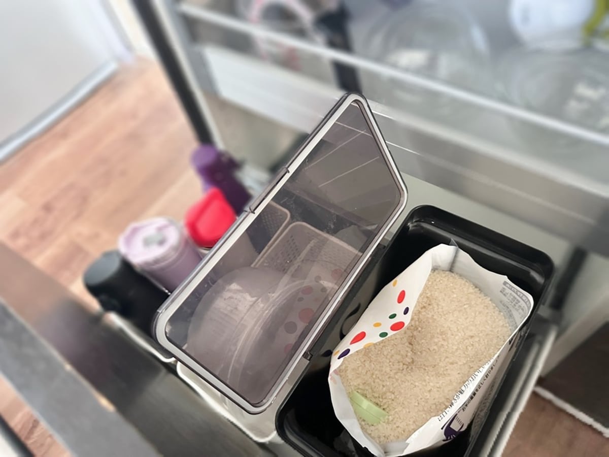 「密閉 袋ごと米びつ ５ｋｇ 計量カップ付」