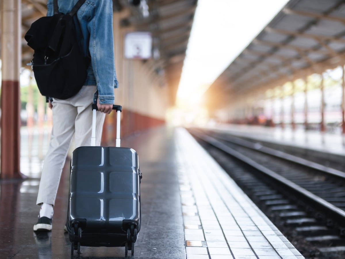 旅先での移動はタクシーではなく電車やバスを使って出費を抑える ※画像：PIXTA