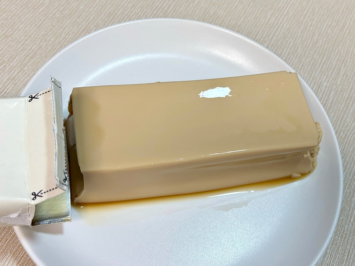 紙パックの中には、つるんとしたコーヒーミルクプリンが入っています 