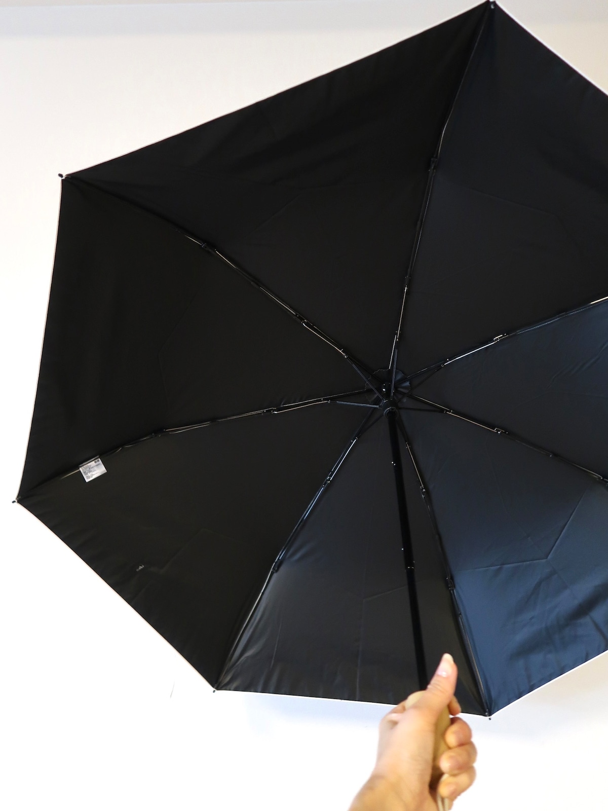 照り返しを吸収してくれるため、内側が黒いものを選ぶのがおすすめです