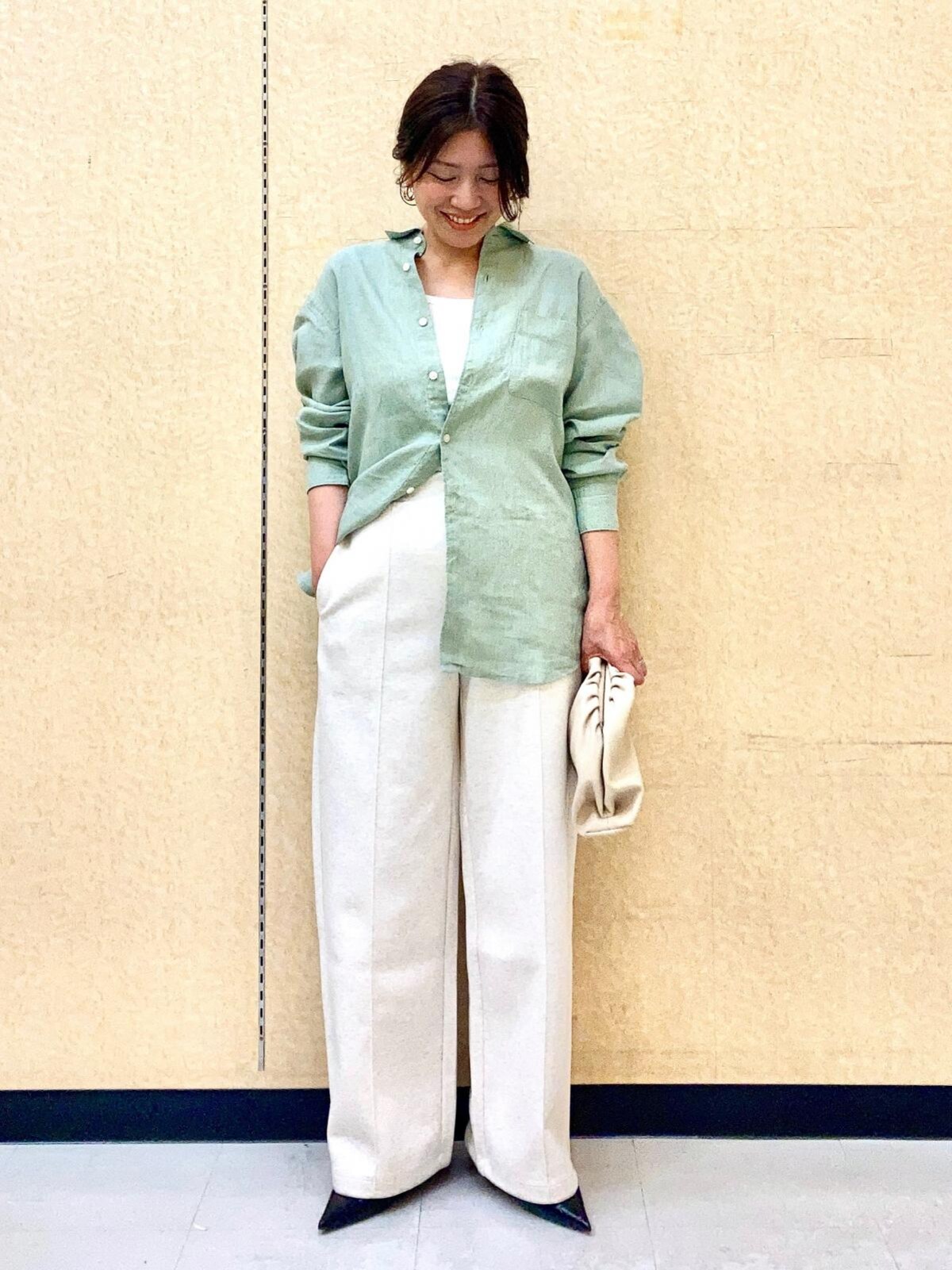 きれい色のリネンシャツが着こなしのポイントに　出典：StyleHint