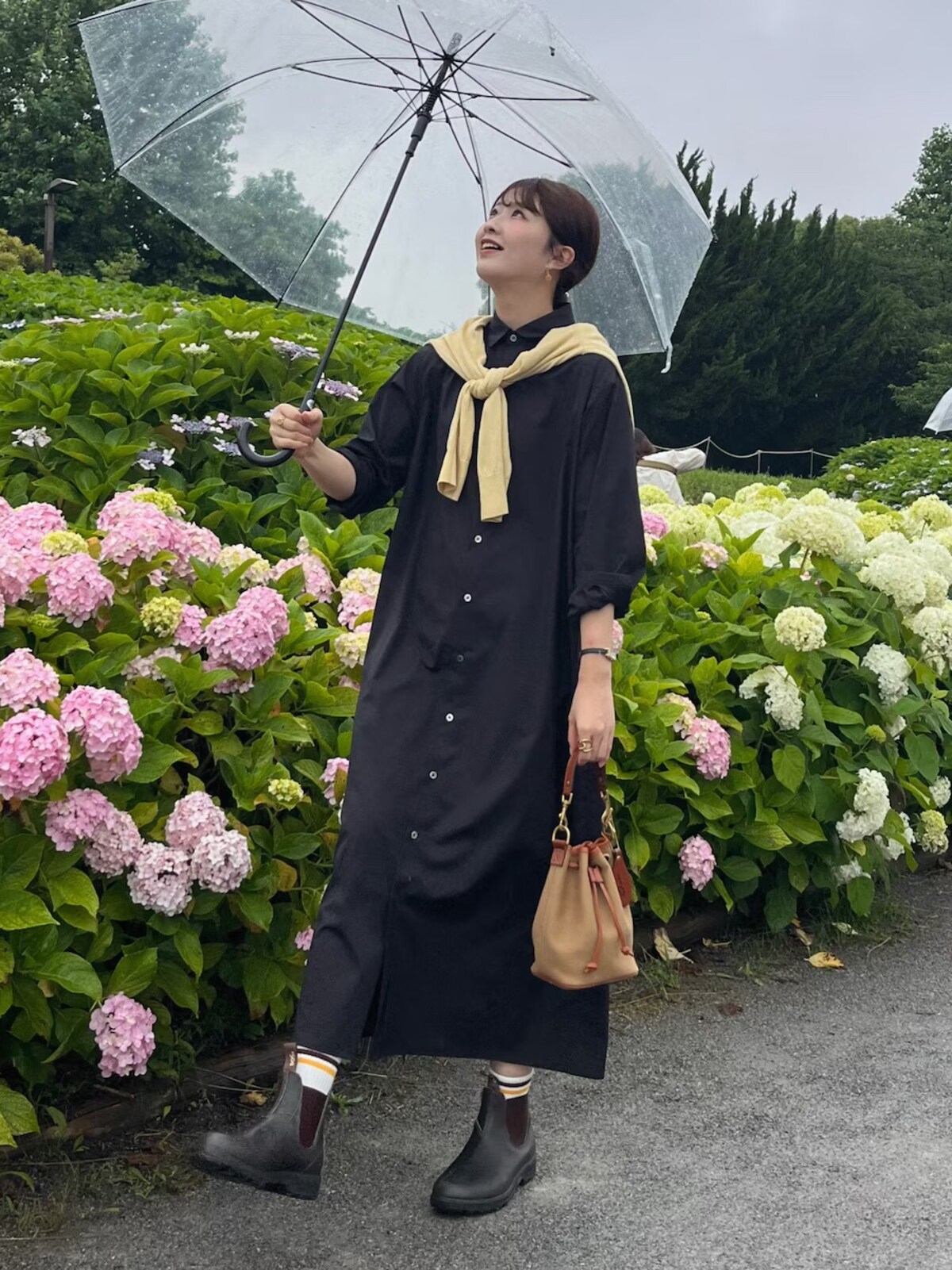 【OKコーデ】ブラックのワンピースならシミも目立ちにくい　出典：WEAR