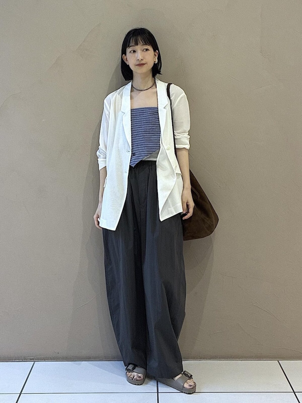 【OKコーデ】ダークカラーで、撥水加工付きのパンツなら安心　出典：WEAR