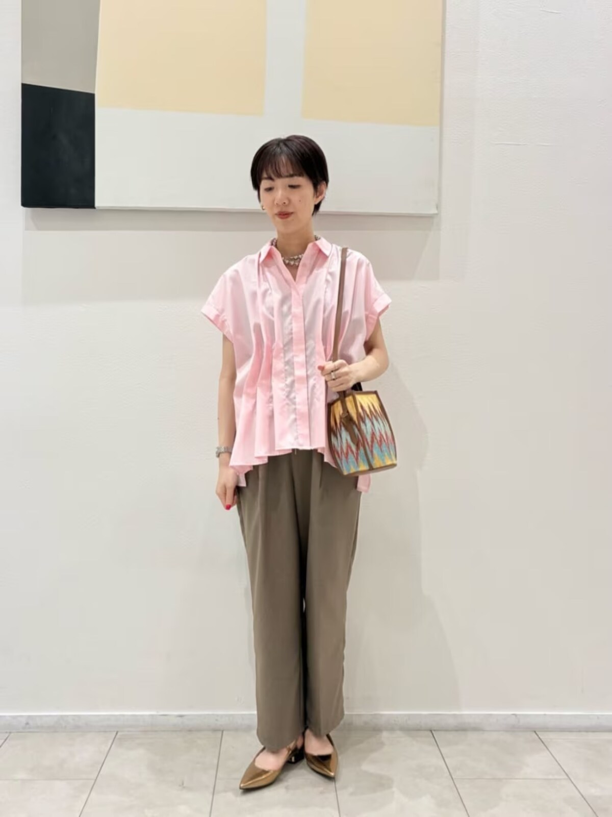 おしゃれに見せるダーツのデザインが、気になるウエストまわりをカバーしてくれます　出典：WEAR
