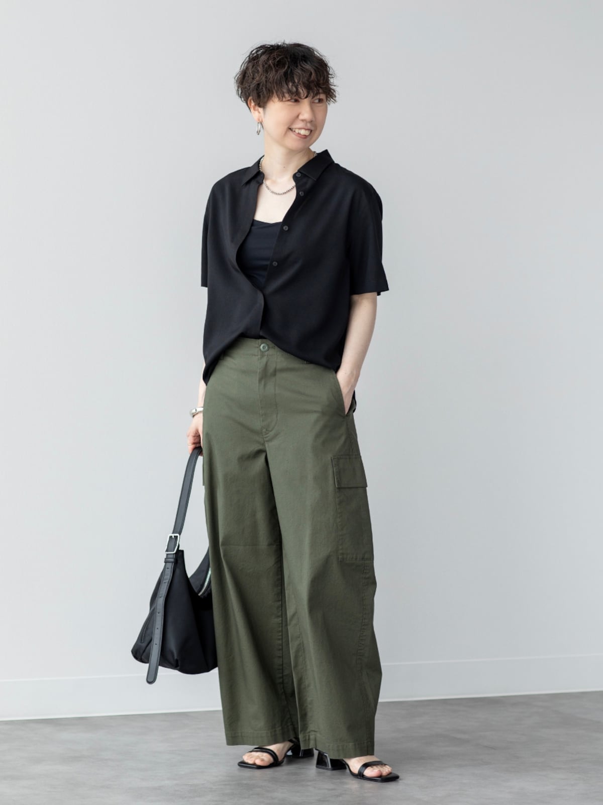 ちらっと見えるインナーとして黒の半袖シャツと合わせて　出典：StyleHint