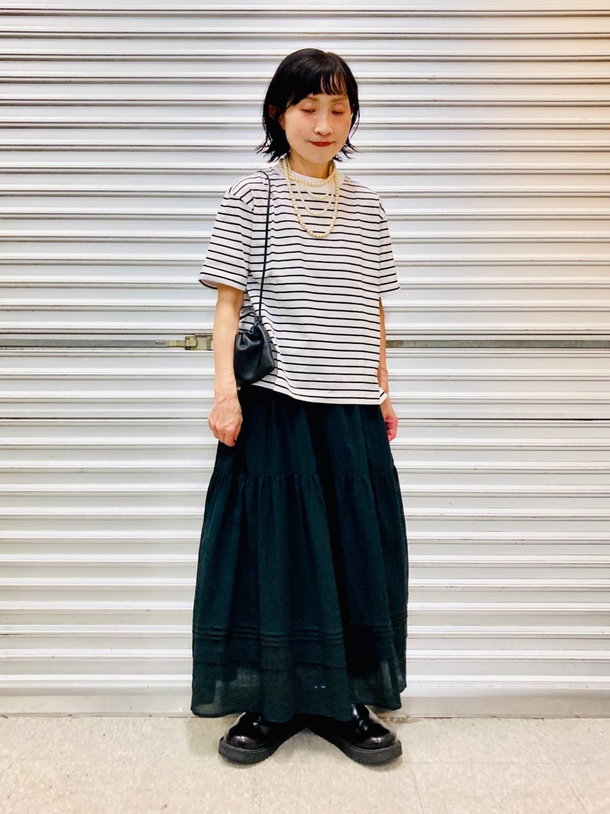 サイドスリット＆前後の裾の長さに差もあるため、このようにボリュームのあるボトムスともなじみます　出典：StyleHint