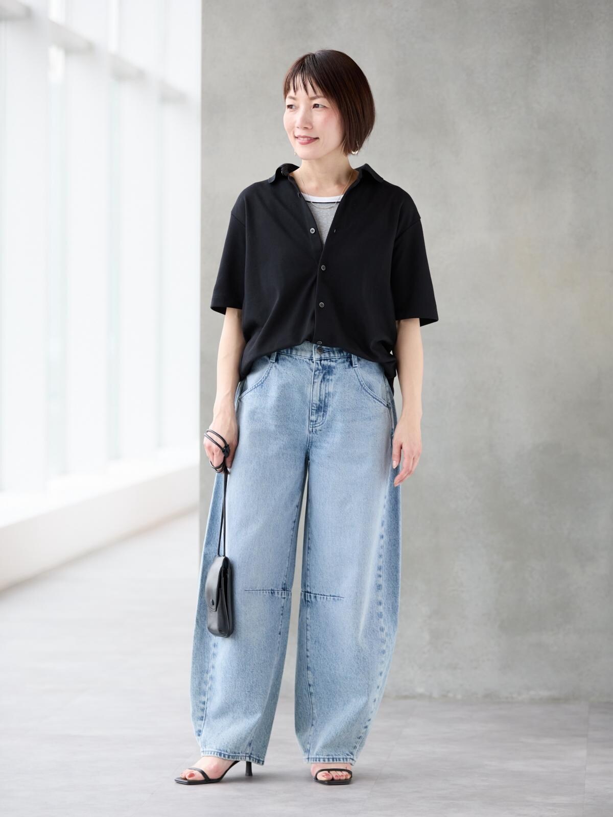 フロント部分がフルオープンのデザインなのでトップスにも羽織りにも使えます　出典：StyleHint
