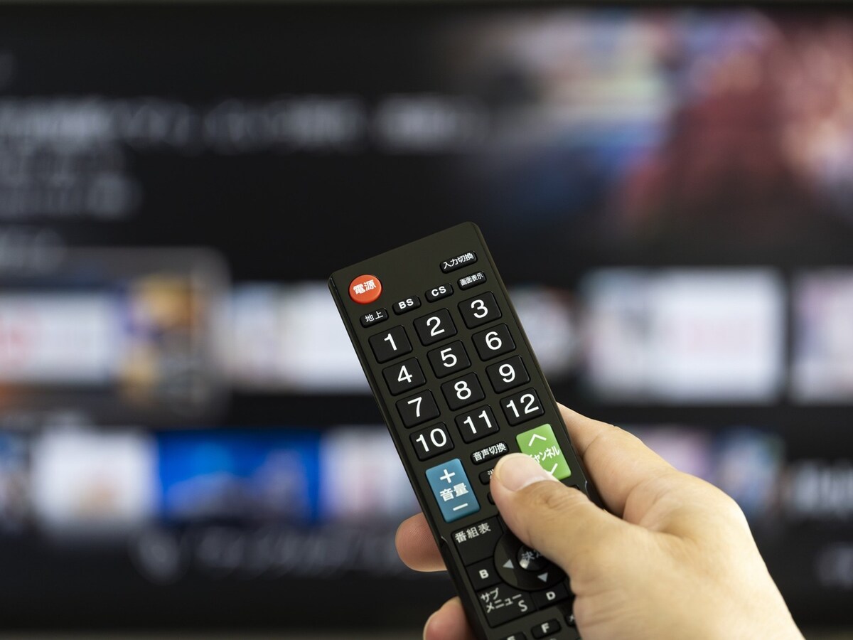 家計のために球場観戦からテレビ観戦に切り替えた ※画像：PIXTA