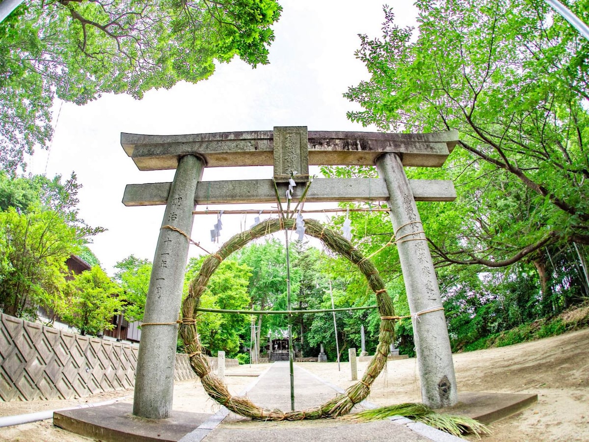 鳥居に設置された「巨大な輪っか」の正体は？ ※画像：PIXTA