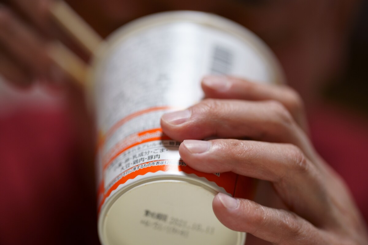 カップラーメンを食べる男性の手元