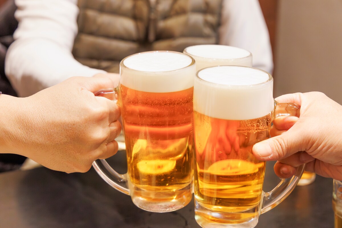 ジョッキで乾杯する手元