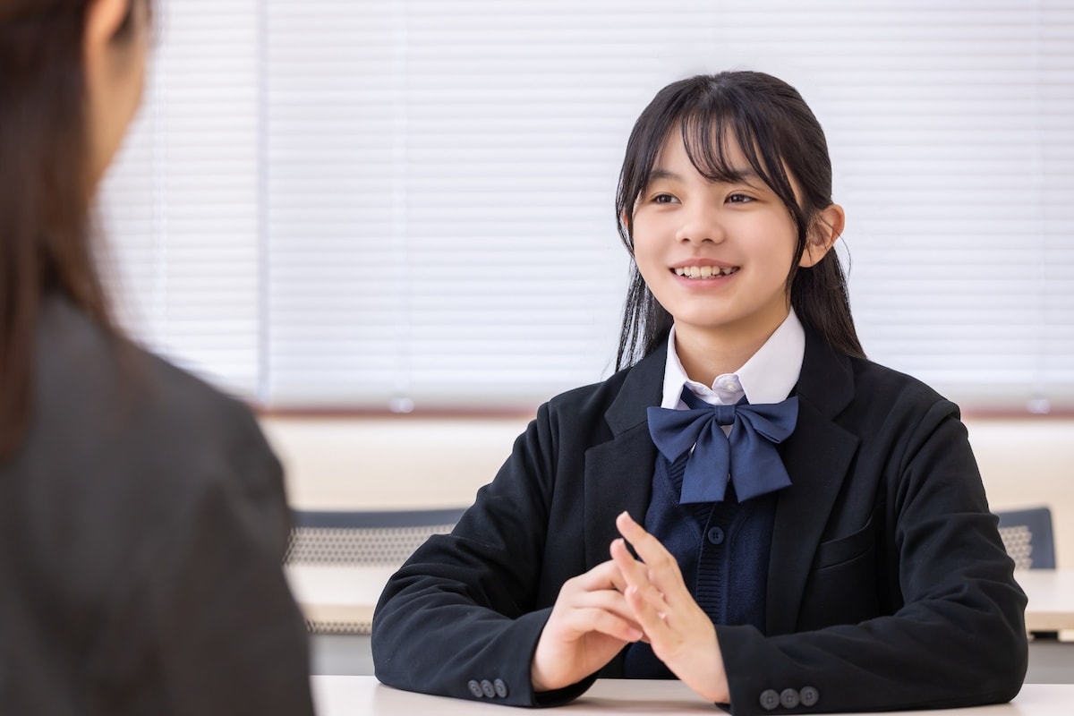 面談をする女子学生