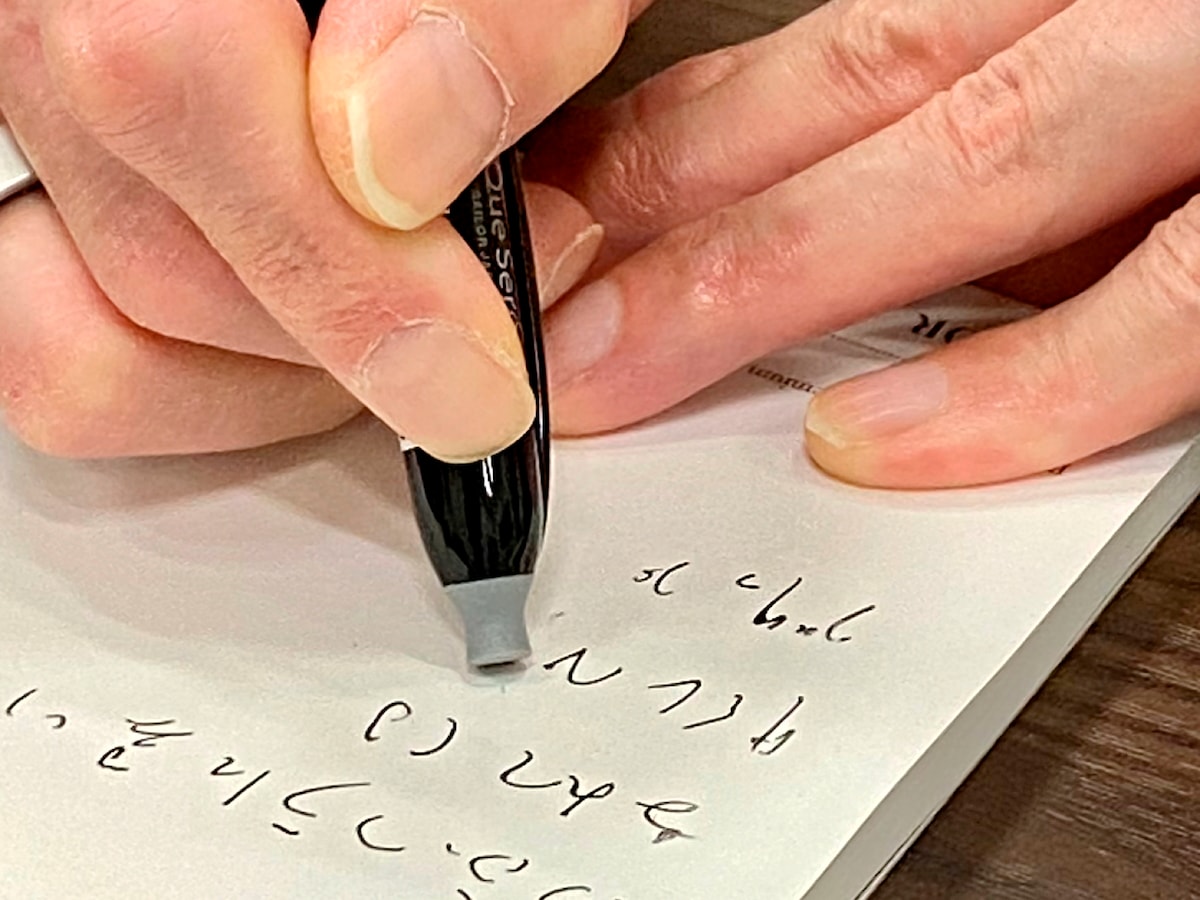 ケセラで書いた文字を消しているところ
