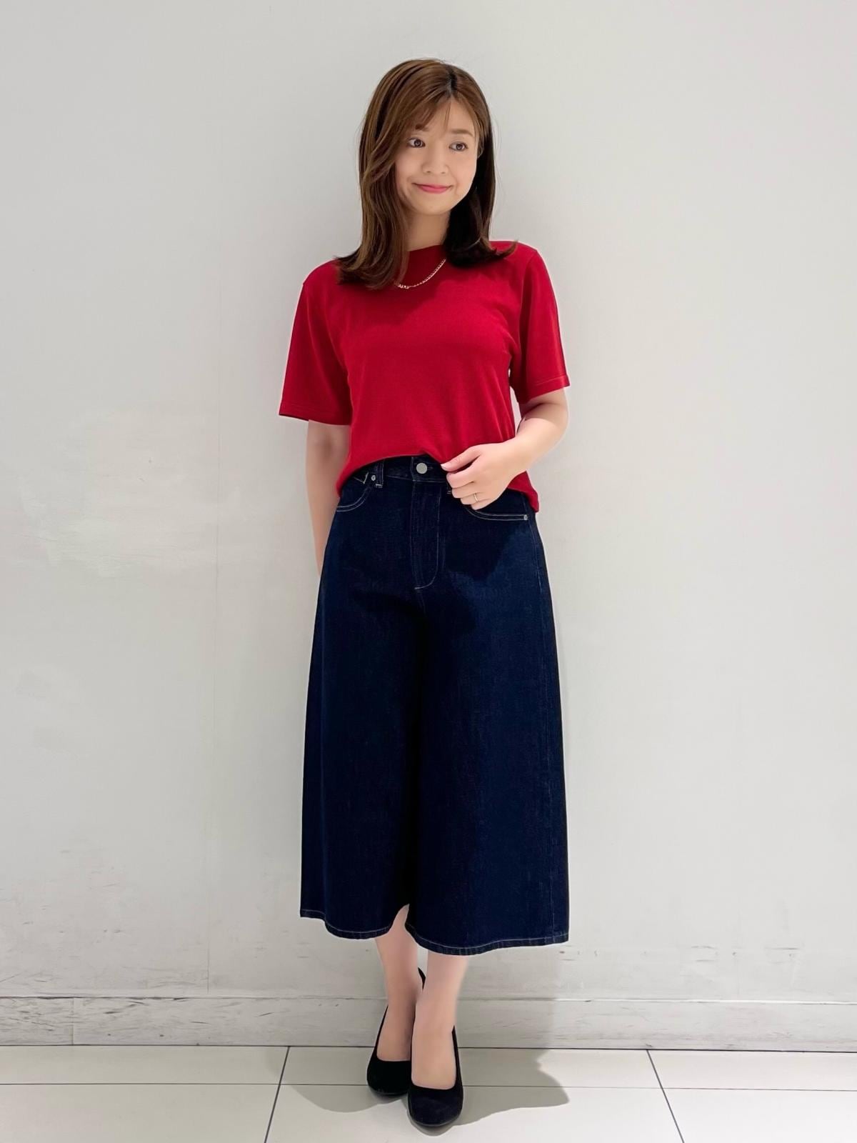 きれいな赤の半袖ニットTでフェミニンに　出典：StyleHint