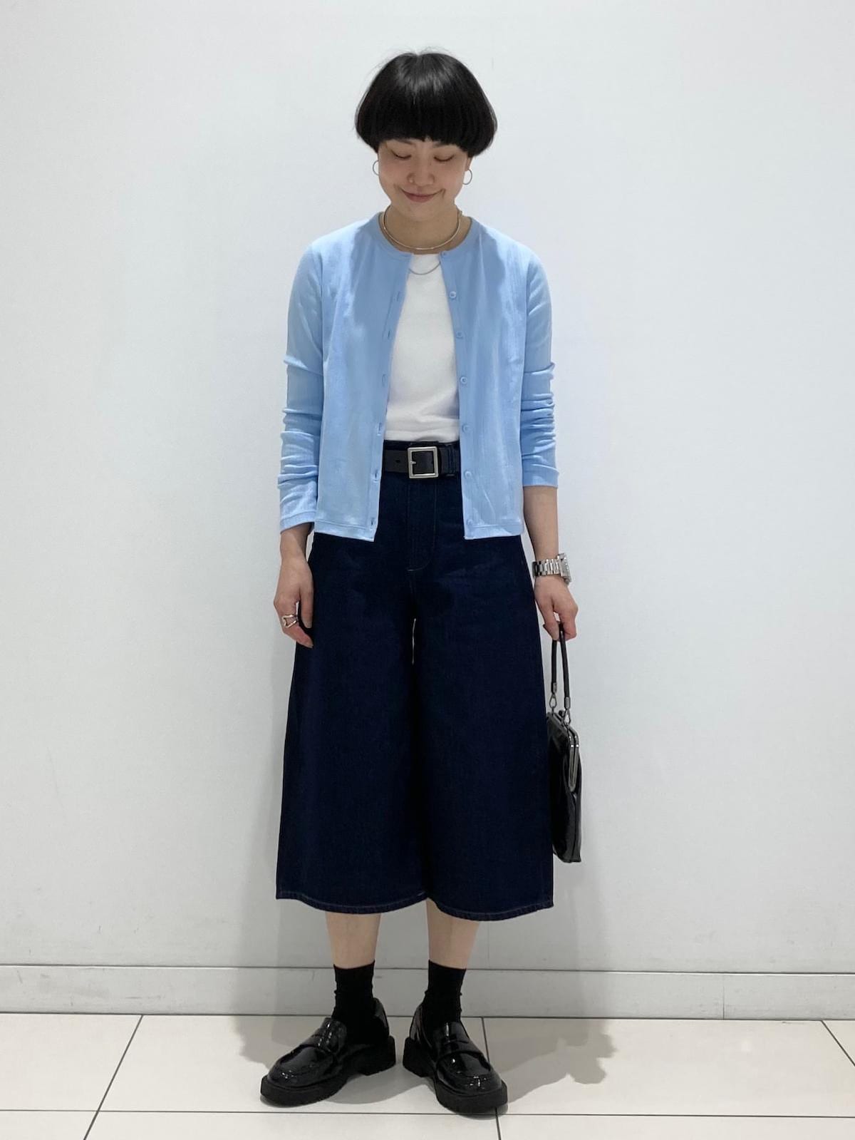 ベルトを巻いてかっちりとした大人のカジュアルコーデ　出典：StyleHint