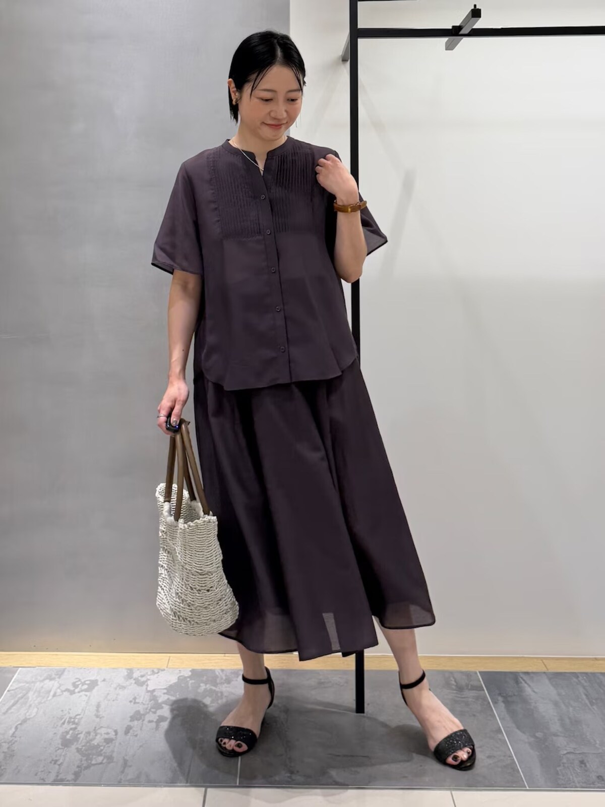 ダークカラーのブラウス＆スカートのセットアップでほっそり見え　出典：WEAR