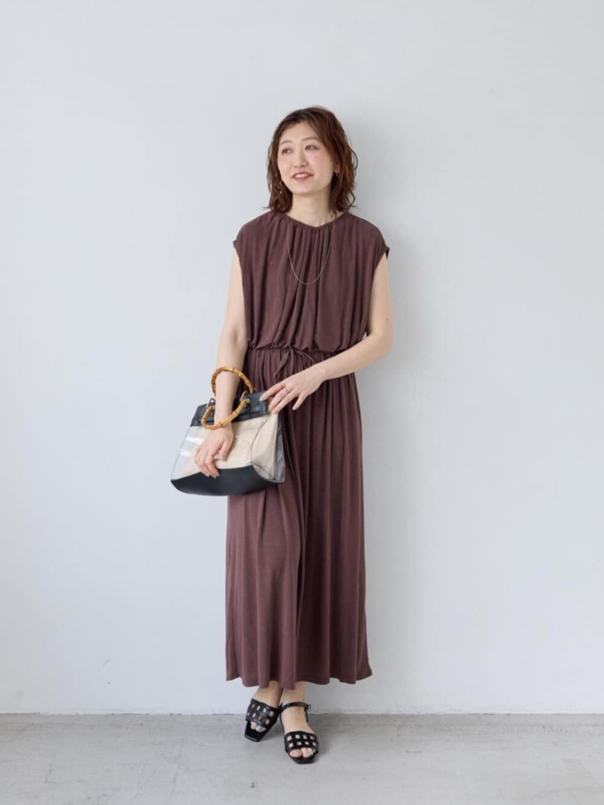 【OKコーデ】カットソー素材でもウエストが絞られているときれいめに着られます　出典：WEAR