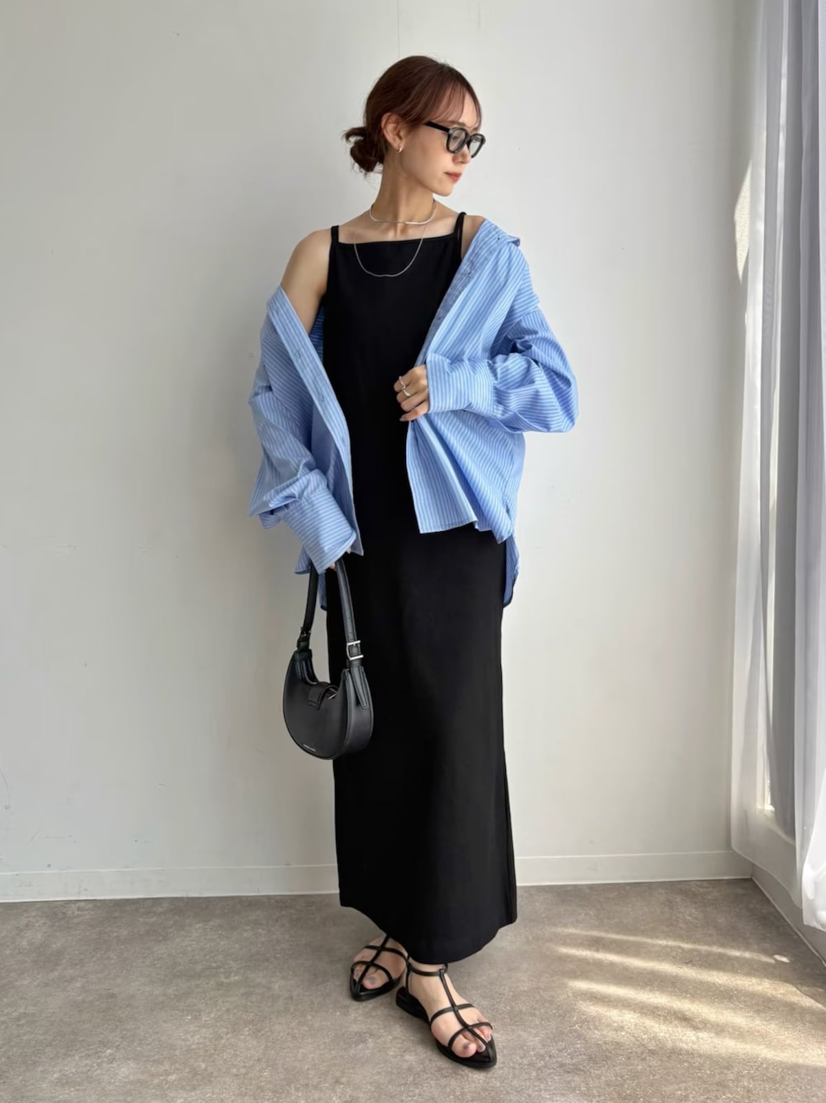 【OKコーデ】キャミソールワンピもデコルテが詰まっている方が大人っぽく着られます　出典：WEAR