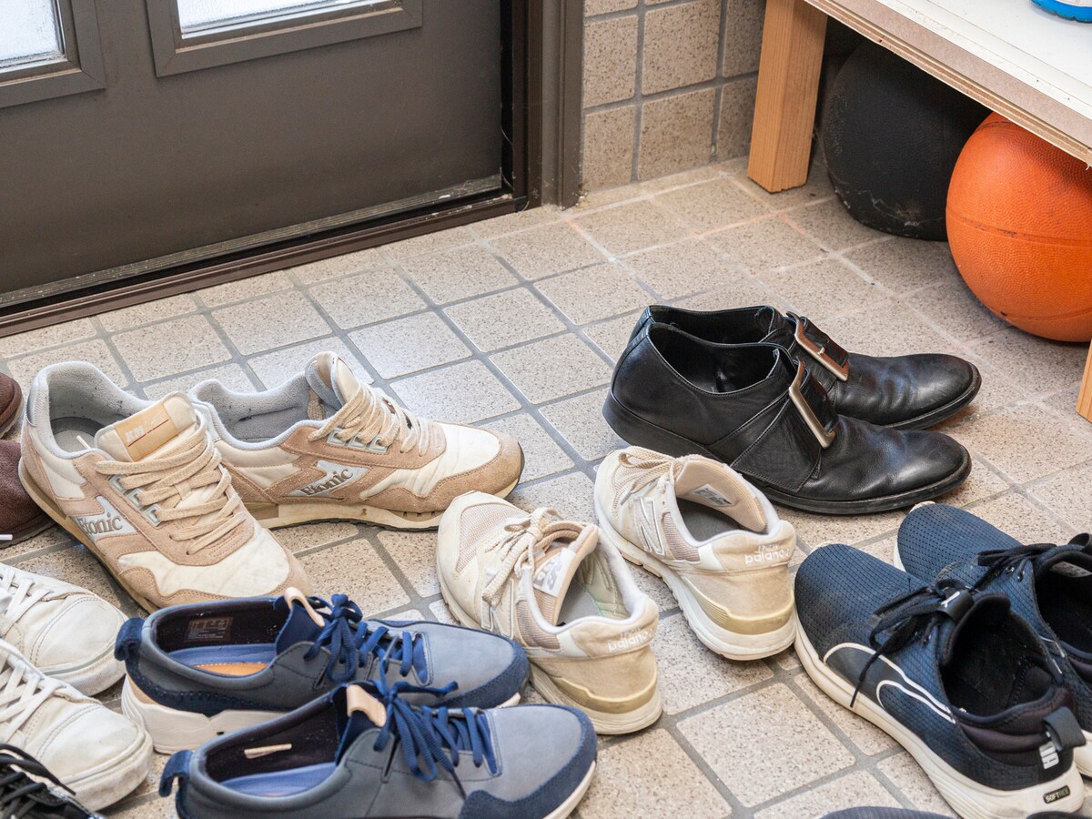 家の玄関、今どんな状態になっていますか？「お金が貯まらない玄関」になっているかも……　※画像：PIXTA