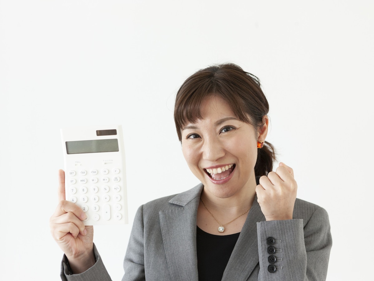 個人向け国債「変動10年」とネット定期預金に10万円預けたときの利息はどのぐらい違う？ ※画像：amanaimages