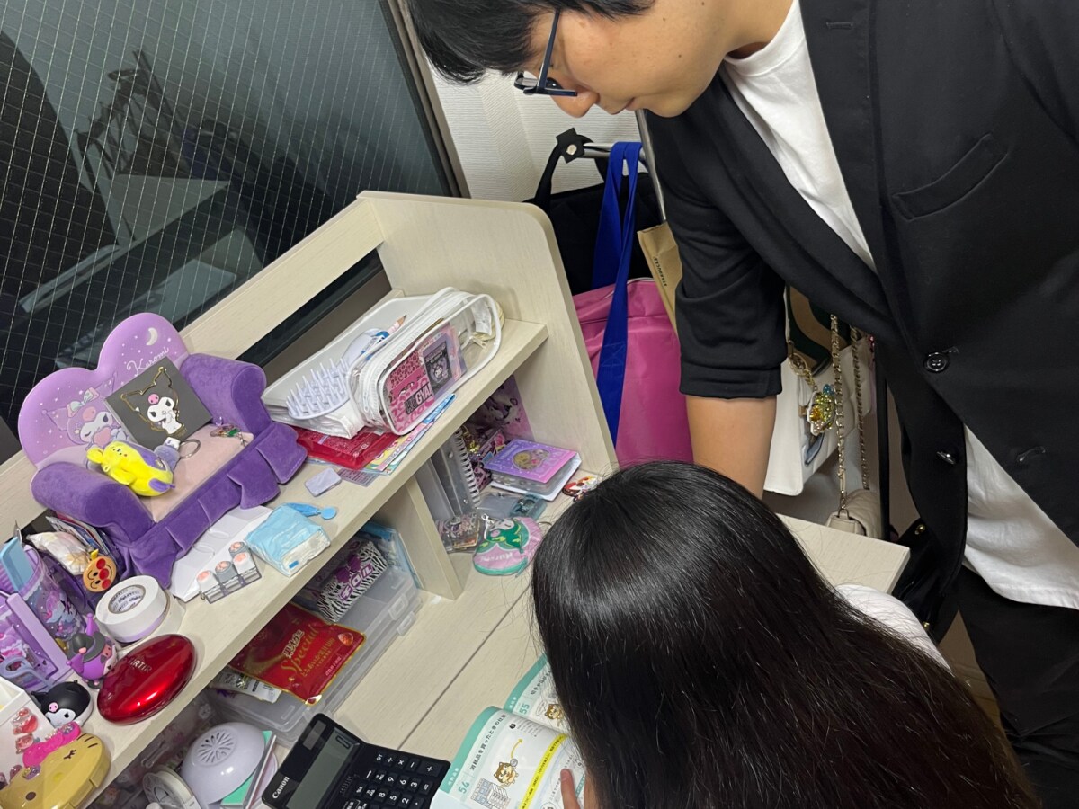 娘に勉強を教える藤澤一馬さん