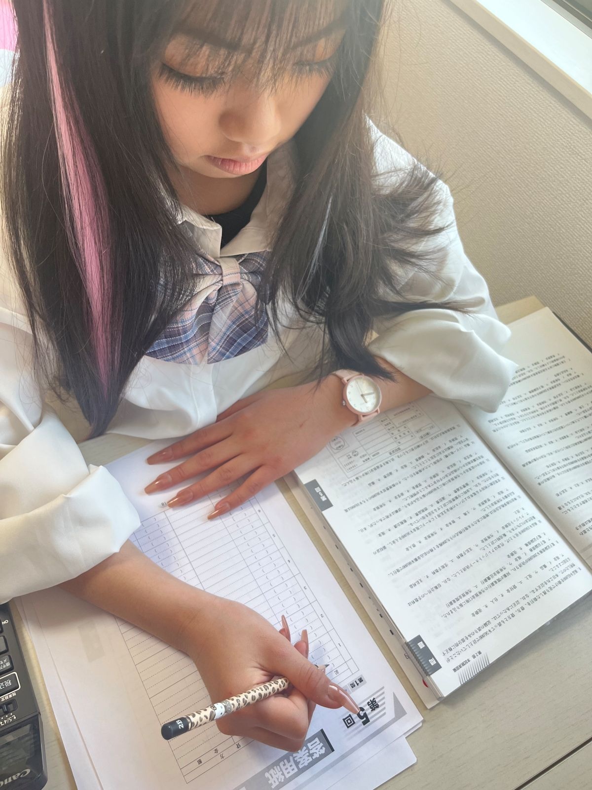 ネイルも簿記も真剣勝負！ 10歳ギャルの試験勉強に密着