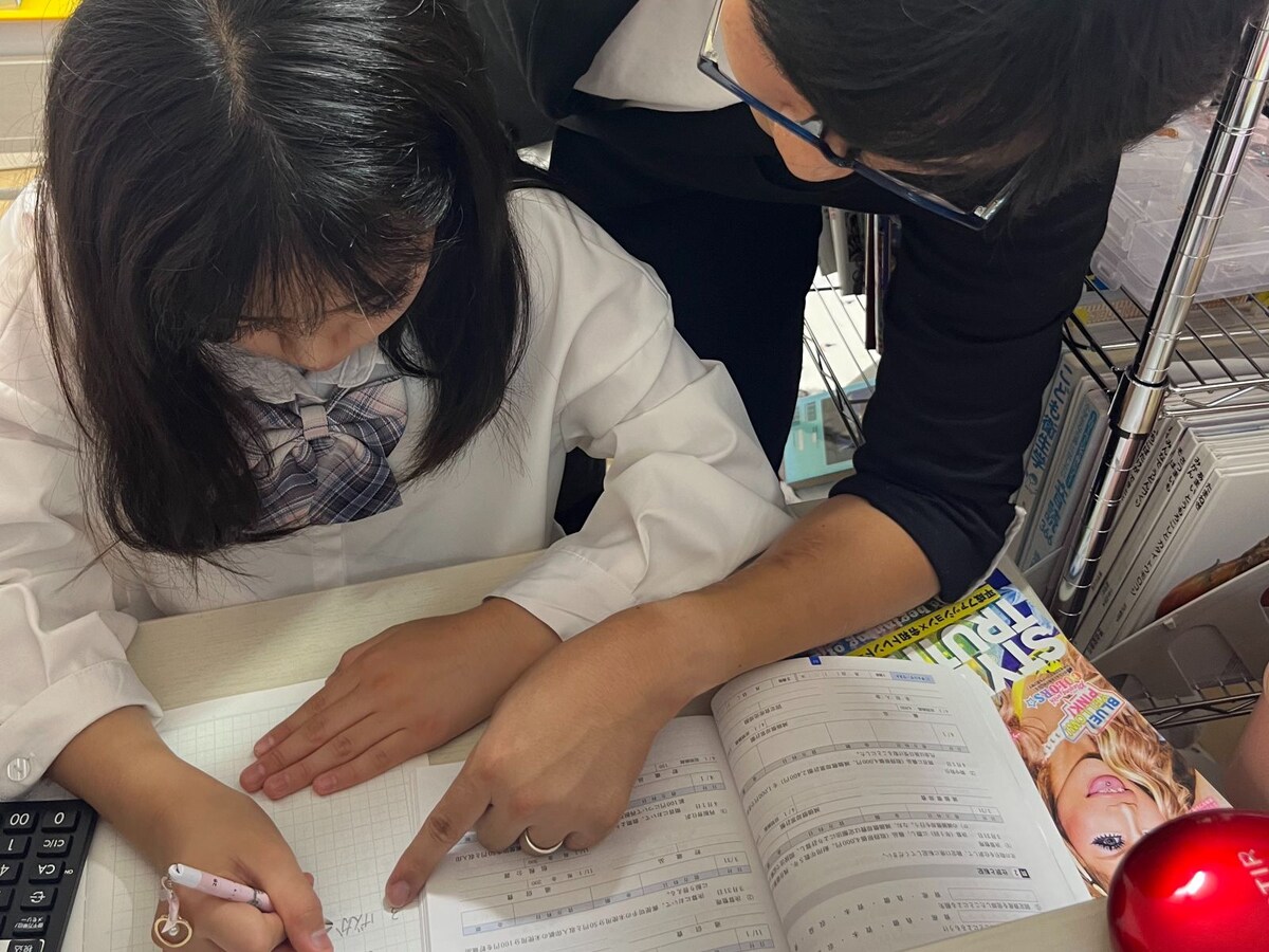 娘に勉強を教える藤澤一馬さん