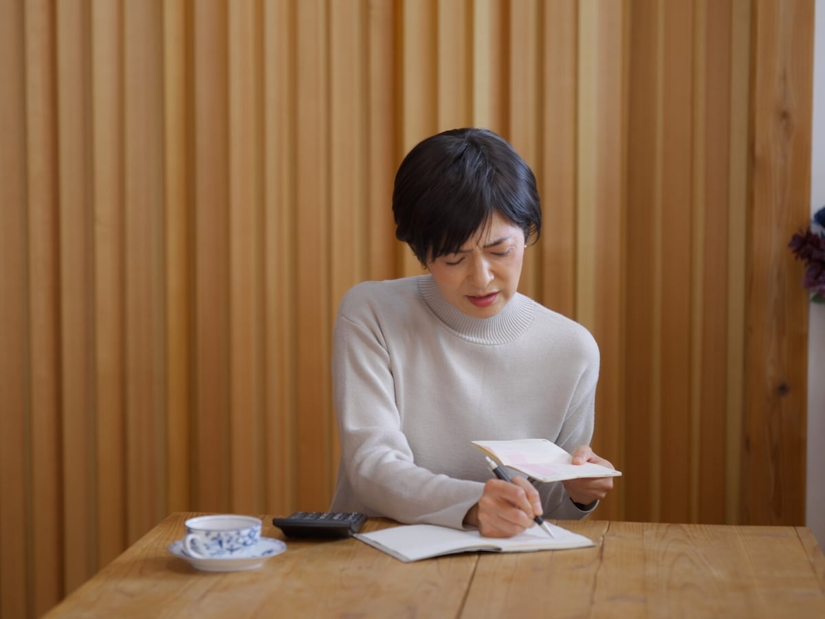 年金を受け取りながら、在職老齢年金で減額されない範囲で働いた場合、税金はかかりますか？（画像：PIXTA）