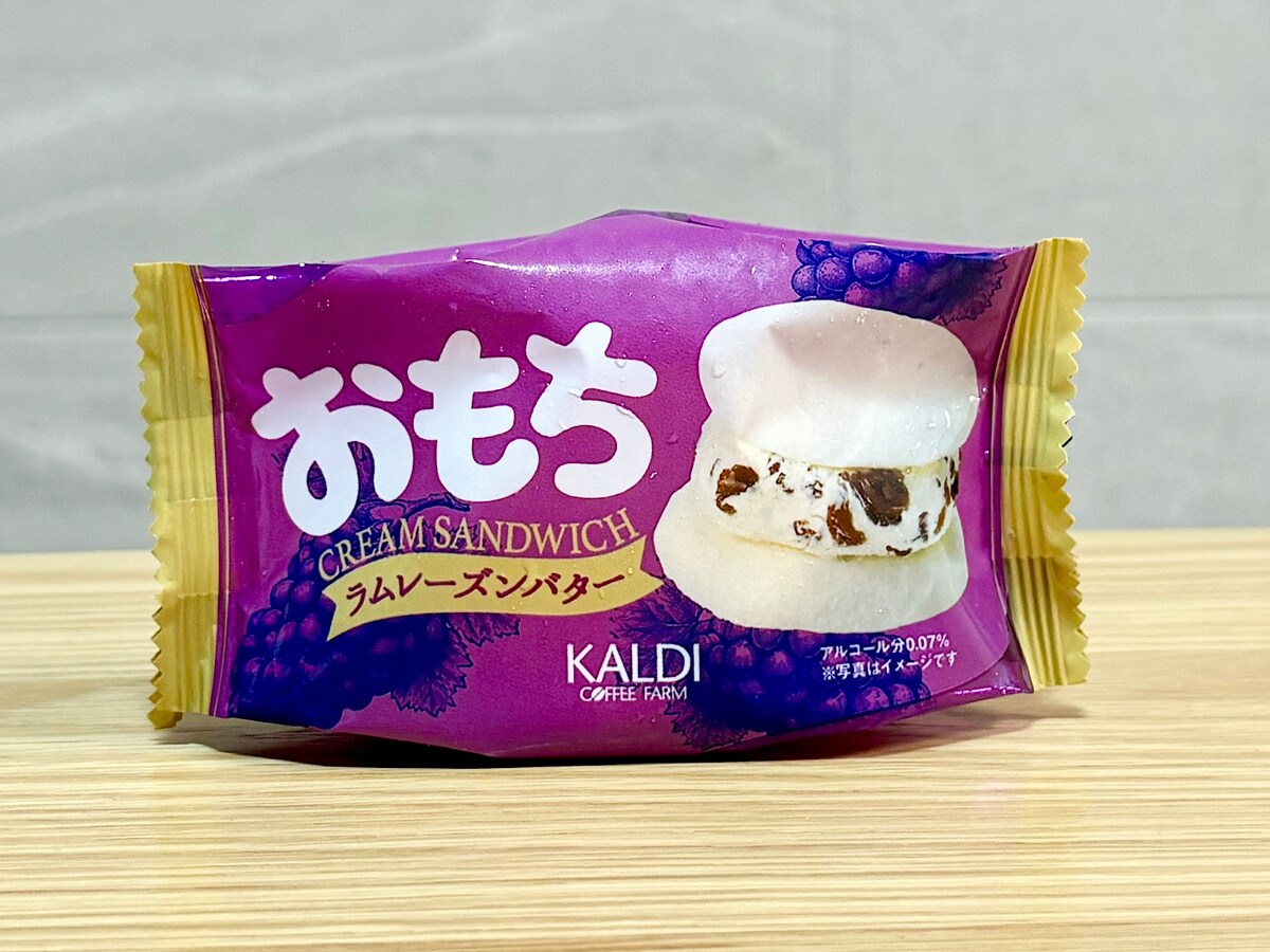 「【冷凍】おもちクリームサンド ラムレーズンバター 57g」216円（税込）