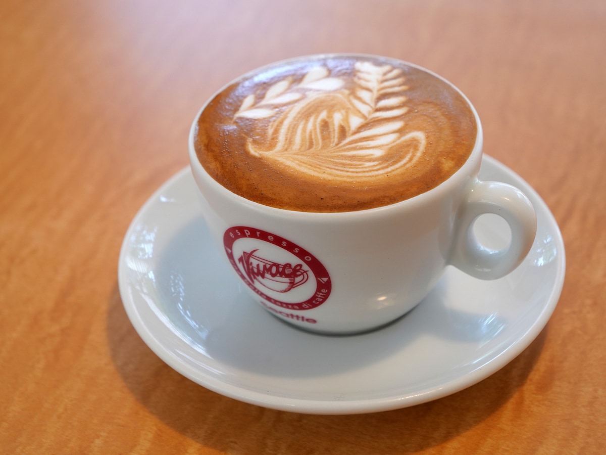 カフェ エリオット アベニュー「カフェラテ」（エスプレッソ ビバーチェの豆使用、税込1320円）
